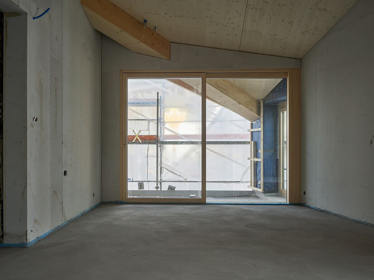 Pièce en travaux avec une grande baie vitrée