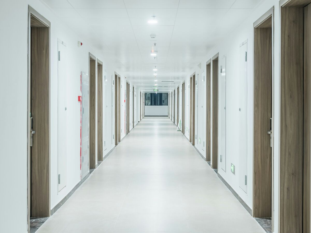 Couloir lumineux d’un immeuble